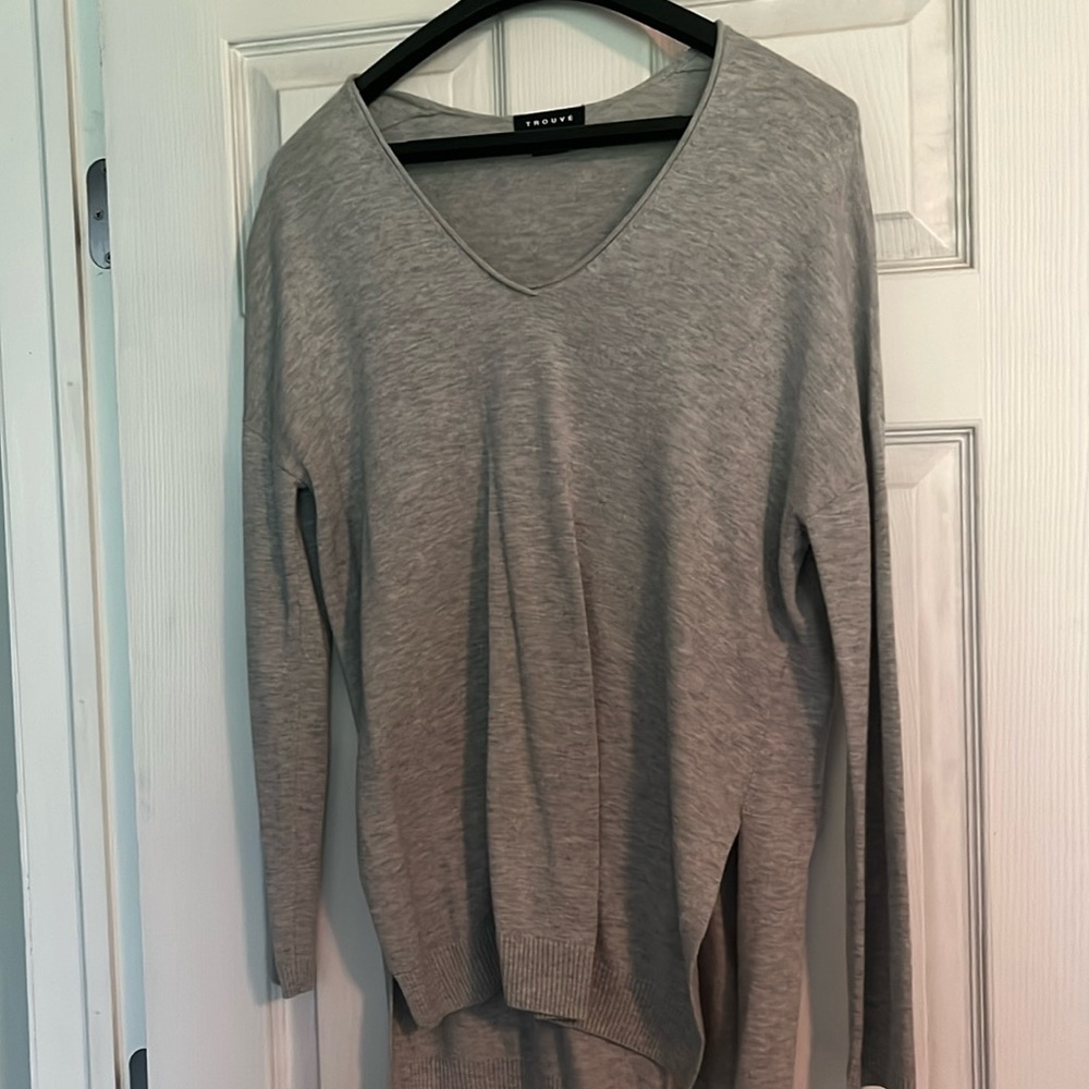 Grey v neck sweater. Trouvé